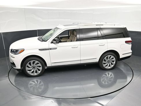 Used 2024 Lincoln Navigator Premiere AWD/4WD image 53