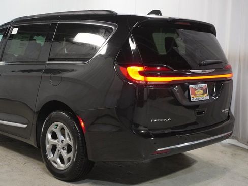 New 2023 Chrysler Pacifica Limited w/ Uconnect Theater Family Group image 12