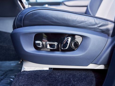 Used 2022 Rolls-Royce Cullinan w/ Cullinan Package image 41