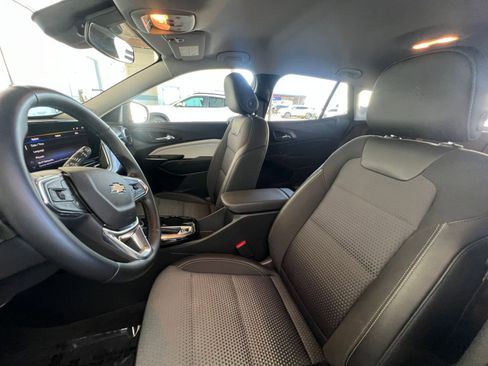 Used 2025 Chevrolet Trax LT w/ LT Convenience Package FWD image 36