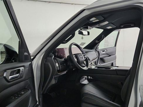 Certified 2025 Nissan Armada SL w/ Captain's Chari Seat Package AWD/4WD image 9