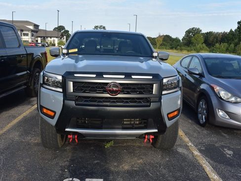 Used 2025 Nissan Frontier PRO-4X AWD/4WD image 2