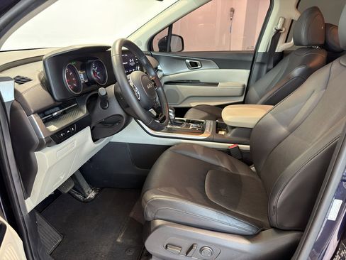 Used 2024 Kia Carnival LX image 12