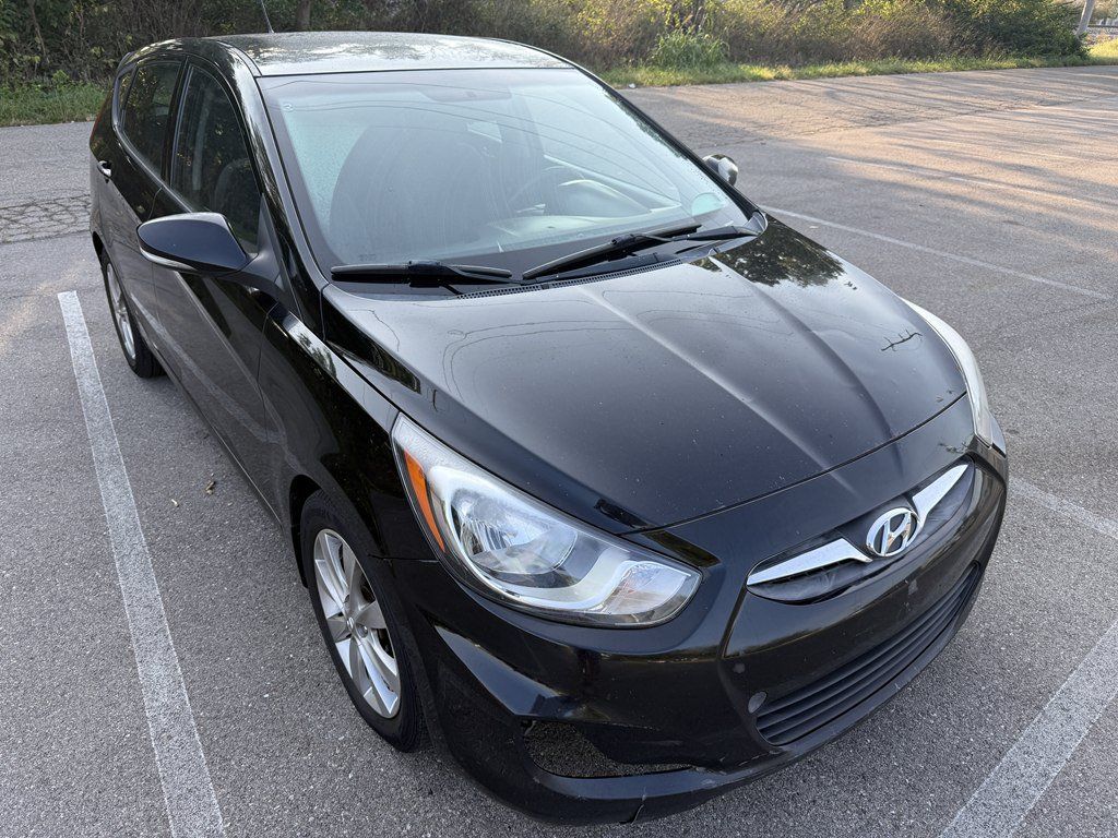 Used 2013 Hyundai Accent SE FWD image 1