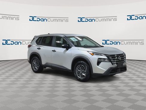 Used 2024 Nissan Rogue S AWD/4WD image 2
