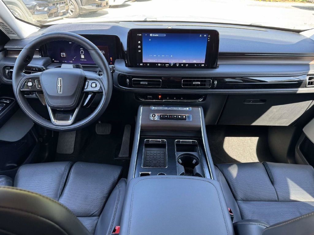 Used 2025 Lincoln Aviator Reserve w/ Luxury Package AWD/4WD image 2