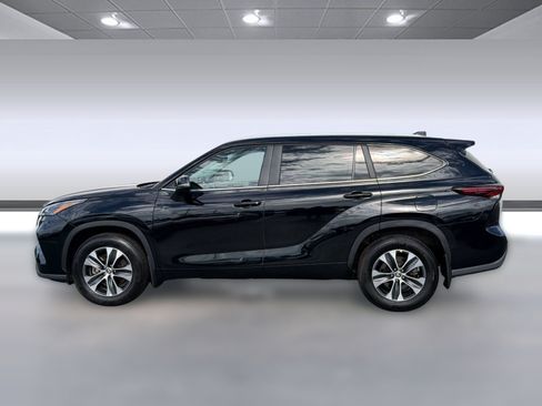 Used 2026 Toyota Highlander XLE AWD/4WD image 2