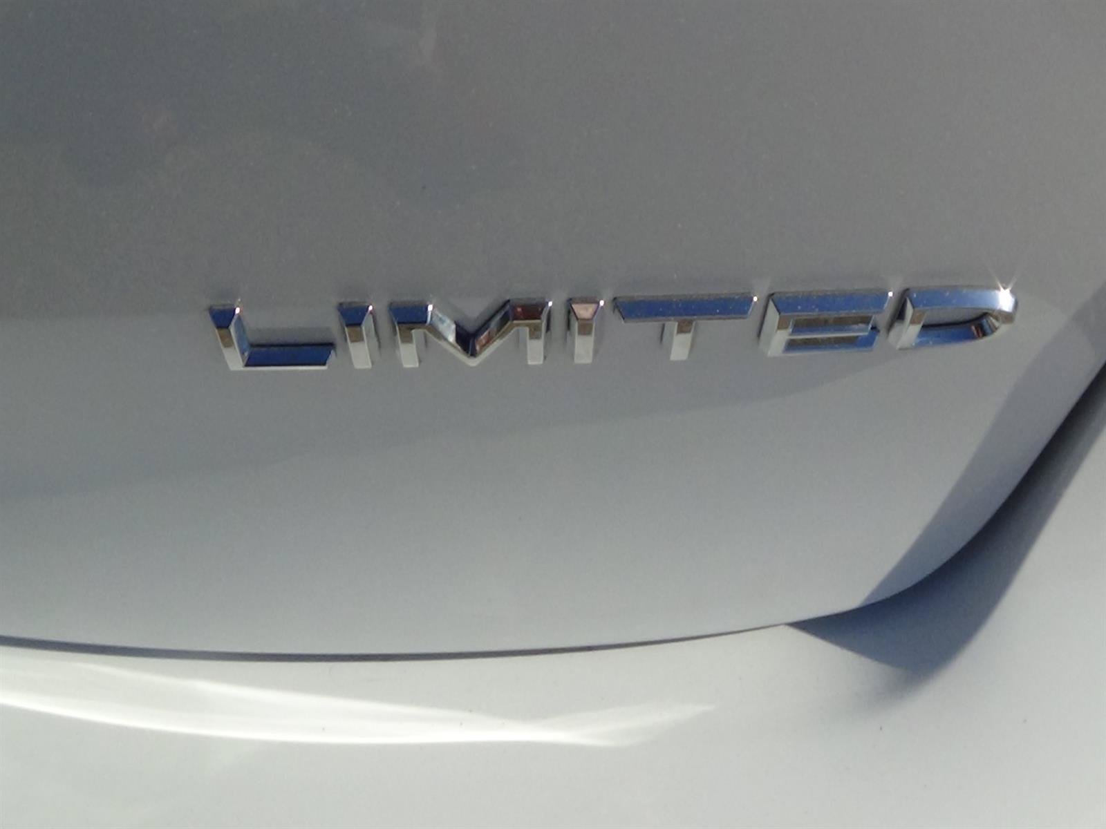 Used 2026 Chrysler Pacifica Limited FWD image 11