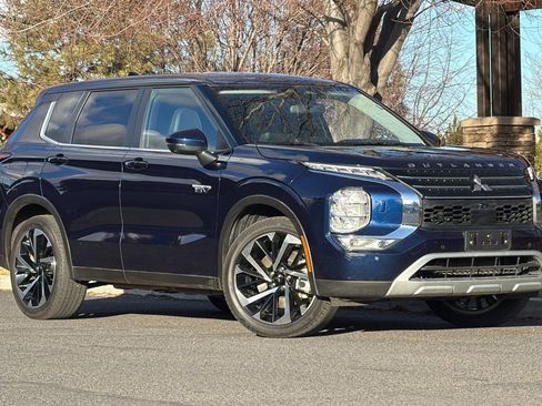 Used 2024 Mitsubishi Outlander SE image 2