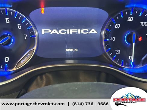 Used 2024 Chrysler Pacifica Touring-L FWD image 19