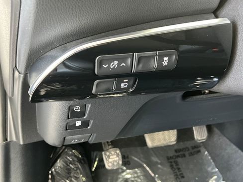 Used 2022 Toyota Prius Prime XLE image 32