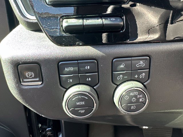 Used 2022 Chevrolet Silverado 1500 LTZ w/ Technology Package AWD/4WD image 3