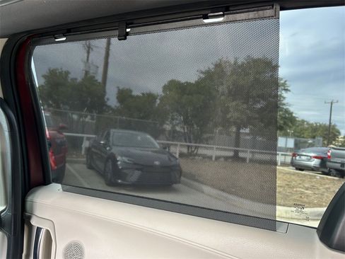 Used 2021 Toyota Sienna Platinum image 18