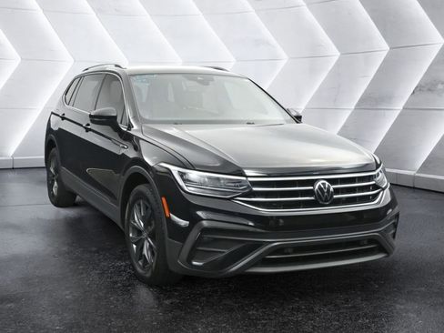 Used 2022 Volkswagen Tiguan SE image 1