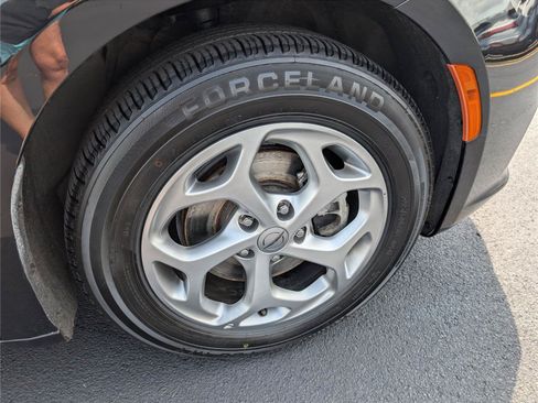 Used 2023 Chrysler Pacifica Limited FWD image 37