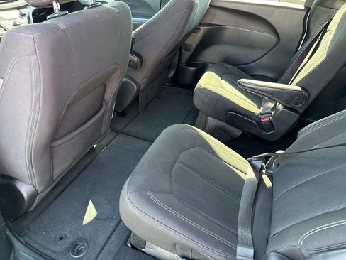 Used 2024 Chrysler Pacifica Touring image 16
