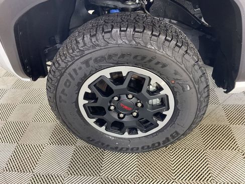 Used 2025 Toyota Tacoma 4x4 Double Cab image 4