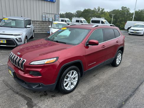 Used 2017 Jeep Cherokee Latitude w/ Cold Weather Group FWD image 3