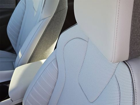 New 2025 Hyundai Elantra Limited image 25