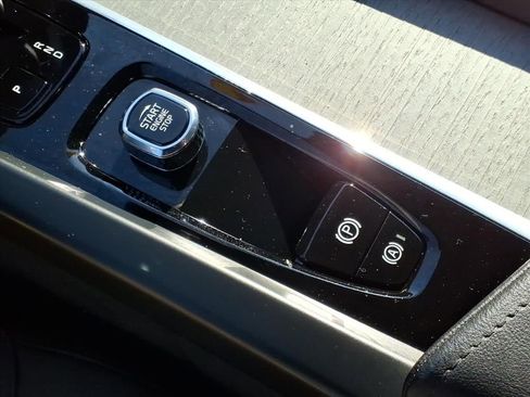 Used 2025 Volvo XC60 B5 Plus image 19