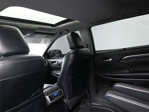 Used 2017 Toyota Highlander Limited image 19