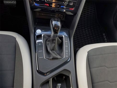 Certified 2025 Volkswagen Taos SE image 22