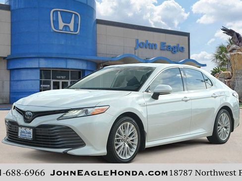 Used 2020 Toyota Camry XLE FWD image 1