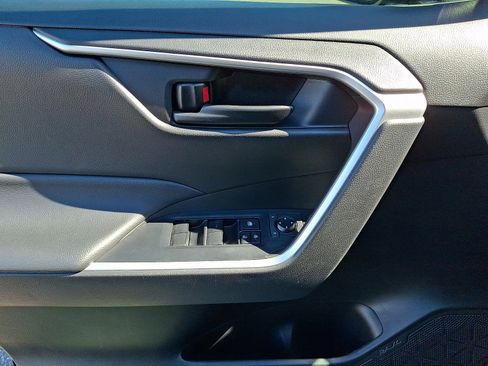 Used 2022 Toyota RAV4 LE image 12