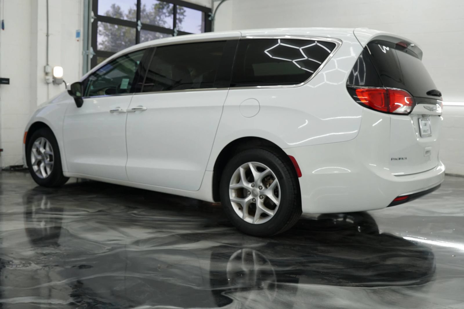 Used 2017 Chrysler Pacifica Touring Plus w/ Tire & Wheel Group FWD image 10