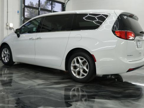 Used 2017 Chrysler Pacifica Touring Plus w/ Tire & Wheel Group FWD image 10