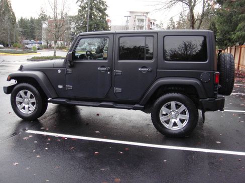 Used 2011 Jeep Wrangler Unlimited 70th Anniversary w/ Connectivity Group image 9