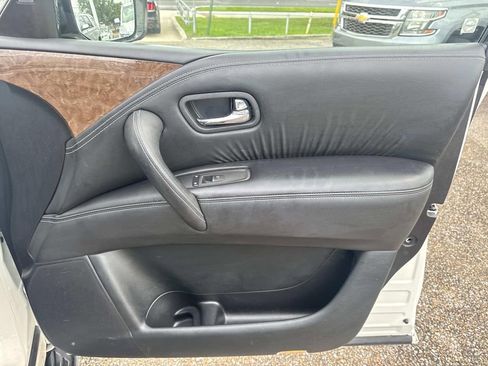Used 2017 INFINITI QX80 2WD w/ Driver Assistance Package image 16
