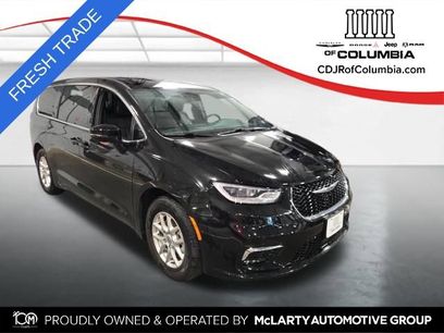 Used 2025 Chrysler Pacifica Select