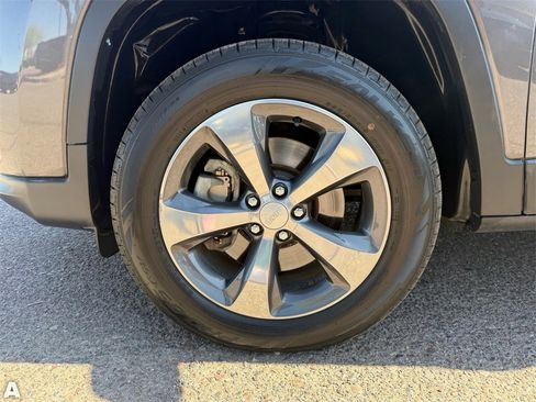 Used 2019 Jeep Cherokee Limited w/ Luxury Group image 10