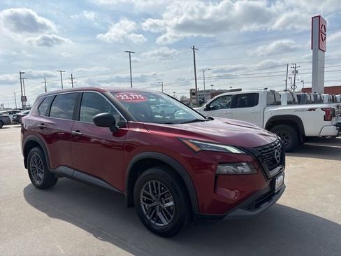 Used 2023 Nissan Rogue S image 2