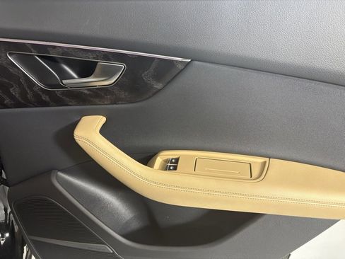 Used 2025 Audi Q8 Prestige image 15