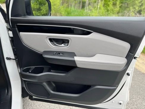 Used 2024 Honda Pilot Touring image 16