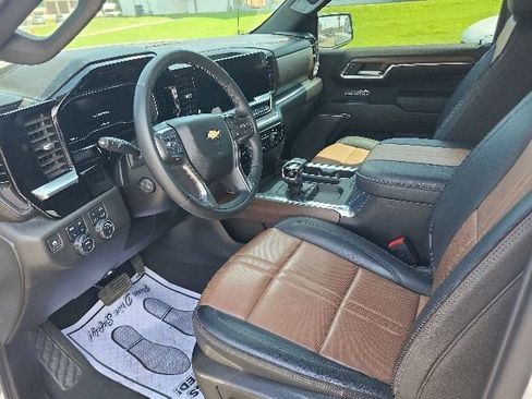 Used 2023 Chevrolet Silverado 1500 High Country w/ High Country Premium Package AWD/4WD image 7