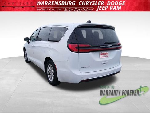 Used 2023 Chrysler Pacifica Touring-L image 6