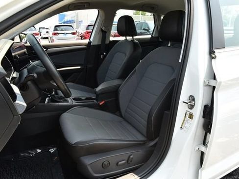 Certified 2025 Volkswagen Jetta SE w/ Sunroof Package FWD image 20