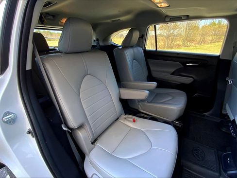 Used 2023 Toyota Highlander XLE AWD/4WD image 20