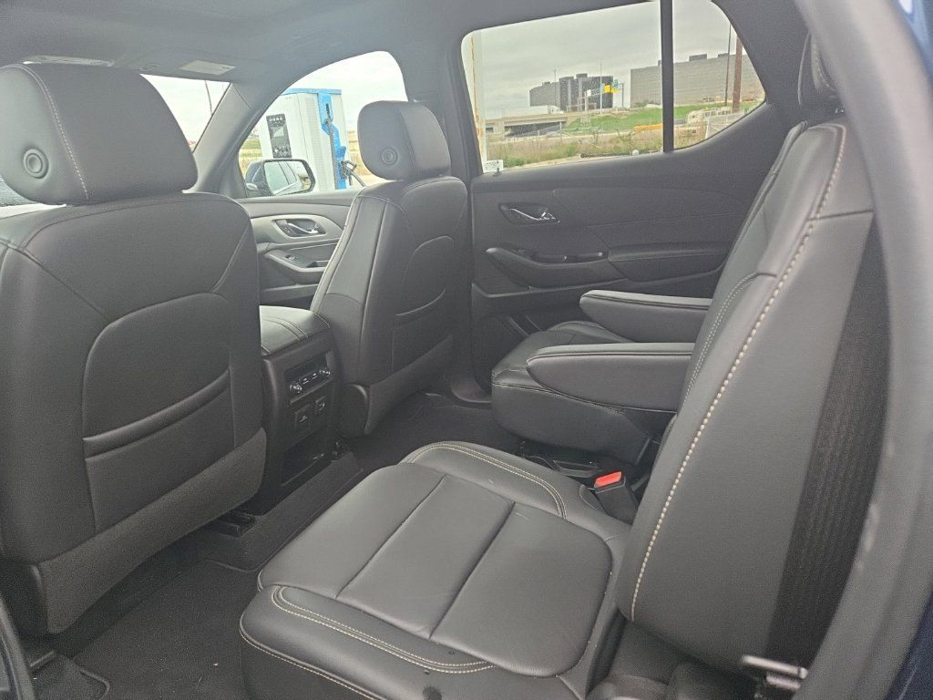 Used 2022 Chevrolet Traverse LT w/ LT Premium Package AWD/4WD image 14