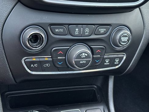 Used 2019 Jeep Cherokee Latitude Plus w/ Comfort/Convenience Group AWD/4WD image 20