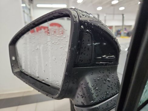 Certified 2023 Volkswagen Tiguan SE R-Line image 9