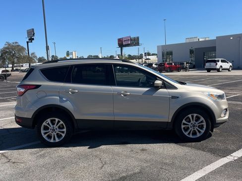 Used 2018 Ford Escape SE image 4