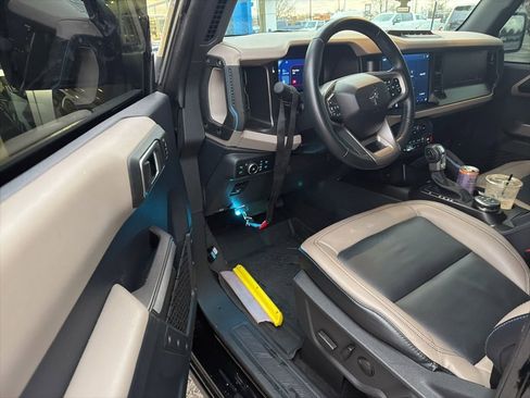 Used 2023 Ford Bronco Wildtrak image 8