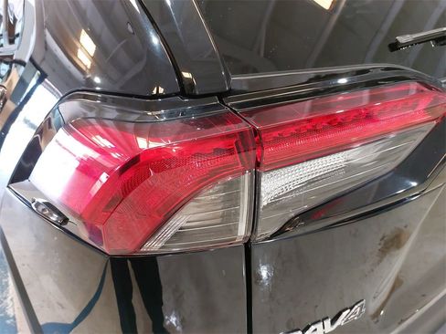 Used 2022 Toyota RAV4 LE image 32