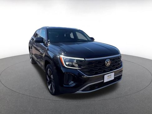 Used 2025 Volkswagen Atlas Cross Sport SE image 3