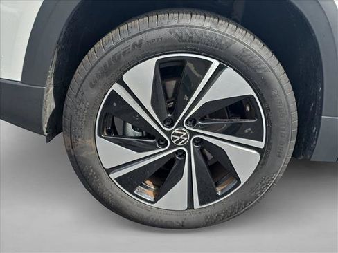 Certified 2025 Volkswagen Taos SE AWD/4WD image 30
