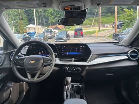 Used 2025 Chevrolet Trax LT FWD image 33